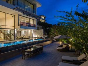 Der Swimmingpool an oder in der Nähe von Malaiwana Residences