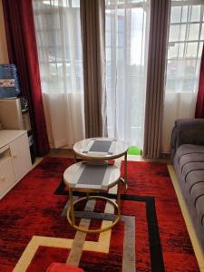 - un salon avec une table et un canapé dans l'établissement R&M APARTMENTS, à Nairobi