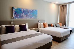 Postel nebo postele na pokoji v ubytování Qliq Damansara Hotel