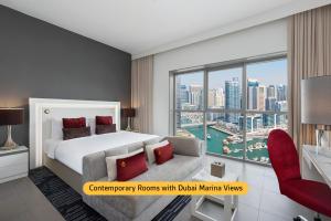 sypialnia z łóżkiem i dużym oknem w obiekcie Wyndham Dubai Marina w Dubaju