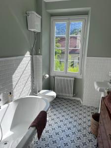 La salle de bains est pourvue d'une baignoire, de toilettes et d'une fenêtre. dans l'établissement L'Alba di Suffia Chb Double, à Venaco