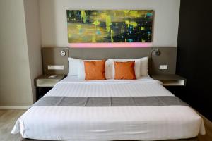 Postel nebo postele na pokoji v ubytování Qliq Damansara Hotel