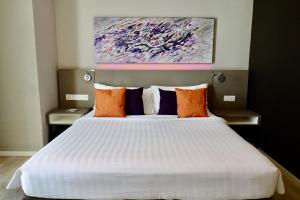 Postel nebo postele na pokoji v ubytování Qliq Damansara Hotel