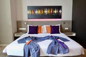 Postel nebo postele na pokoji v ubytování Qliq Damansara Hotel