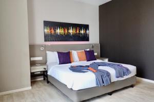 Postel nebo postele na pokoji v ubytování Qliq Damansara Hotel