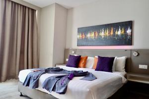 Postel nebo postele na pokoji v ubytování Qliq Damansara Hotel
