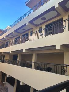 - Vistas a un edificio con balcones en 020-22 Airbnbs, en Thika