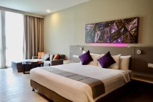 Postel nebo postele na pokoji v ubytování Qliq Damansara Hotel