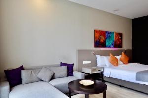 Postel nebo postele na pokoji v ubytování Qliq Damansara Hotel