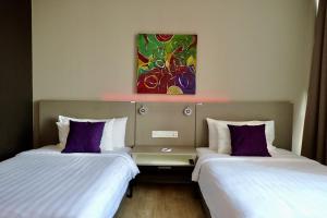 Postel nebo postele na pokoji v ubytování Qliq Damansara Hotel