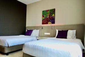 Postel nebo postele na pokoji v ubytování Qliq Damansara Hotel
