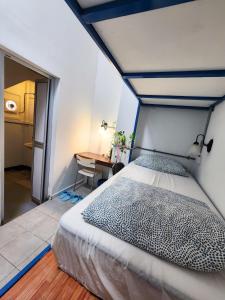 ein Schlafzimmer mit einem Bett und einem Schreibtisch in einem Zimmer in der Unterkunft Bestow Boutique Hotel in Kuala Lumpur