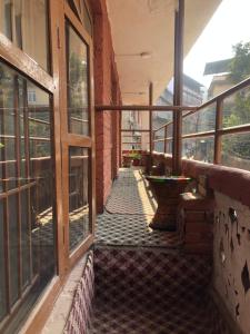 uma varanda vazia de um edifício com janelas em Samriddhi HomeStay em Catmandu