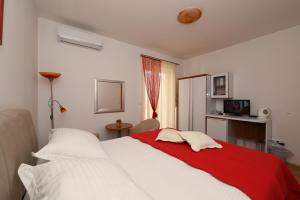 Postel nebo postele na pokoji v ubytování Apartmani Trogir