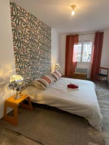 - une chambre avec un grand lit escamotable dans l'établissement MAISON PLEIN SUD SUR LES TOITS au 2 terrasses, à Montagnac