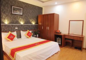 um quarto com uma cama grande e um espelho em Khách sạn Bảo Sơn 1 em Lao Cai