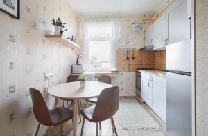 una pequeña cocina con mesa y sillas en Kauko Laiptu Apartment, en Kaunas