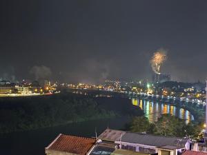 ein Feuerwerk am Himmel über einem Fluss in der Nacht in der Unterkunft Khách sạn Bảo Sơn 1 in Lào Cai