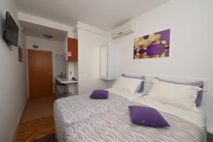 Postel nebo postele na pokoji v ubytování Apartmani Trogir