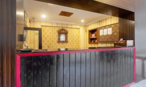 een bar in een kamer met gele muren bij Treebo Trend Megh Niwas - Jodhpur in Jodhpur