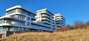 een hoog appartementencomplex aan de zijkant van een heuvel bij North beach in Oostende