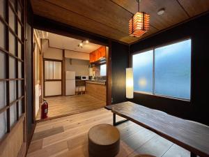 uma sala de estar com um banco e uma cozinha em CalmbaseRIVER - Vacation STAY 22009v em Numazu