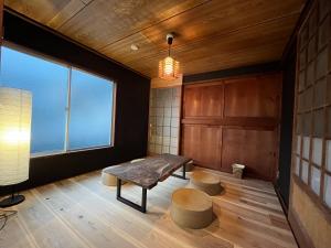 sala de estar con banco y ventana en CalmbaseRIVER - Vacation STAY 22009v en Numazu