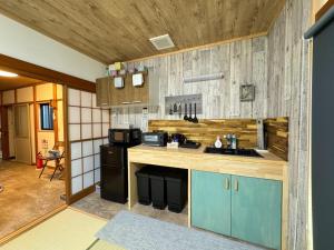 una cucina con piano cottura e piano di lavoro di CalmbaseGARAGE - Vacation STAY 50325v a Izu