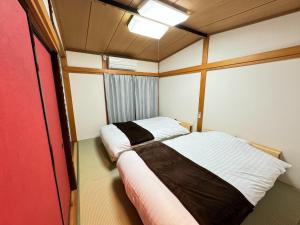 una piccola camera con un letto in una stanza di CalmbaseGARAGE - Vacation STAY 50325v a Izu