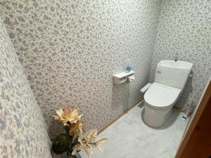 伊豆市にあるCalmbaseGARAGE - Vacation STAY 50325vの小さなバスルーム(トイレ付)が備わります。