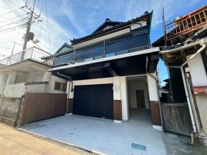 een huis met een poort en een garage bij CalmbaseGARAGE - Vacation STAY 50325v in Izu
