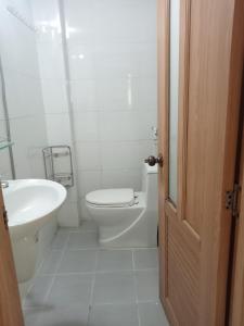 La salle de bains blanche est pourvue de toilettes et d'un lavabo. dans l'établissement 18 Homestay Star's, à Cần Thơ