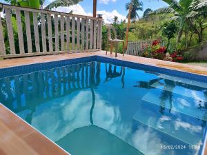 una piscina de agua azul en un patio en Tanay Overlooking Sea of Clouds Staycation house en Tanay