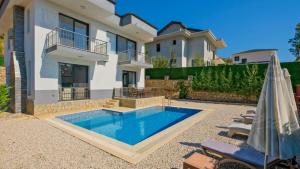 uma piscina em frente a uma casa em Villa Lotus Yeşilüzümlü em Fethiye