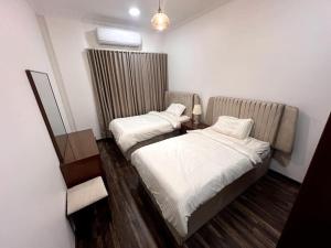 Giường trong phòng chung tại Ban Luxury Apartments