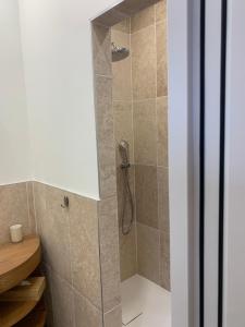 Ένα μπάνιο στο Chambre romantique avec Jacuzzi privée +13 φωτογραφίες