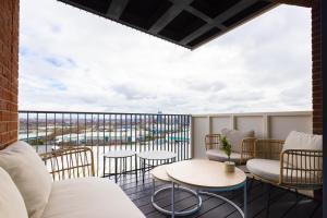 Balkonas arba terasa apgyvendinimo įstaigoje Modern 2BD Flat in Canary Wharf With City and River Views