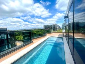 una piscina en la azotea de un edificio en The Metropol 2BR Apt, In the heart of CBD 2b1b1c, Free parking, Wi-Fi en Canberra
