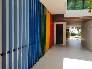un bâtiment avec un mur coloré dans un couloir dans l'établissement Palmeraiebeach Resort Rayong ปาล์มมาลี บีช รีสอร์ท ระยอง 罗勇棕榈树海滩酒店, à Rayong