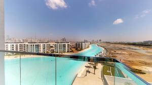Primestay - District One Residences 16 - MBR في دبي: اطلالة على مسبح فوق مبنى