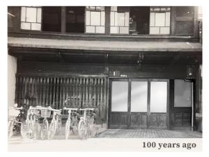高山的住宿－Hostel Miyagawa by Murasaki Ryokan，停在大楼外的一群自行车
