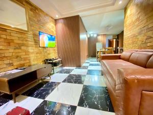 ein Wohnzimmer mit einem Sofa und einem karierten Boden in der Unterkunft Bays Boutique Apartment in Accra