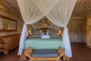 Un dormitorio con una cama con un osito de peluche. en Billys Ayodya Villa, en Perean