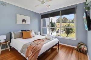 Rúm í herbergi á Scenic Serenity Large Family Home in Geelong