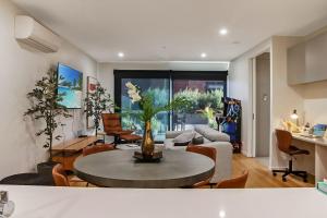 - un salon avec une table et un canapé dans l'établissement Retreat on Bellerine I Corporate or Getaway, à Geelong