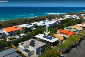 una vista aérea de una casa con paneles solares en Beach house, Pet friendly large secure yard, Adjacent to beach, en Buddina