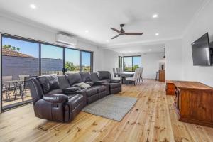 sala de estar con sofá de cuero y mesa en Scenic Stay I Short or Long Term en Geelong