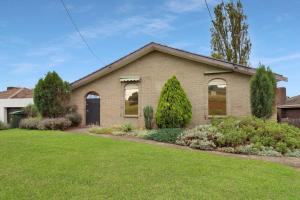 una casa de ladrillo con patio en Scenic Stay I Short or Long Term en Geelong
