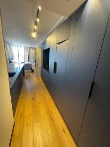 um quarto com um corredor com um closet e piso em madeira em פנטהאוז 2 חדרים עם בריכה וג'קוזי em Haifa