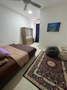Voodi või voodid majutusasutuse NEW! Naiz Crib 4 Bedroom at Kepayang Heights toas